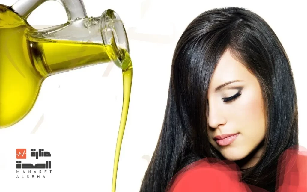 قطرات من زيت الزيتون تنسدل بجوار امرأة ذات شعر أسود لامع، لتوضيح أن فوائد زيت الزيتون للجسم تمتد لتشمل العناية الفائقة بصحة وجمال الشعر.